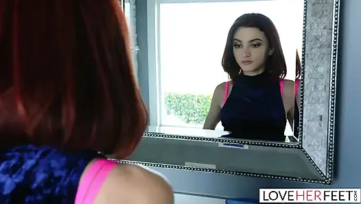 Minyon kızıl saçlı lola fae ayaklarına tapıyor