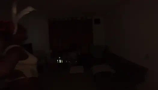 Первый раз ботанистая чернокожая с ее пасхальным зайчиком, шлюшка по ушам в ее гостиной сосет грязный член, большая задница блядь - Jhodez1