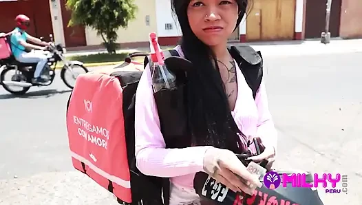 Fuck a Brunette Venezuelan Delivery Woman with a Narrow Pussy