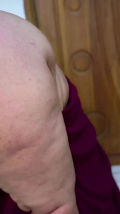 Μεγάλος κώλος: Μουσουλμάνα Άραβα, καυτή μητριά milf καθαρίζει το δωμάτιο του θετού γιου και δείχνει τον τεράστιο γυμνό κώλο και το μουνί της για να τον αποπλανήσει | Κλιπ 1