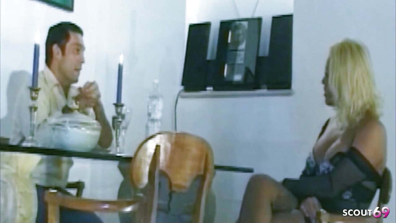Carolina, trans blonde sexy, se fait sodomiser par le cul au bureau