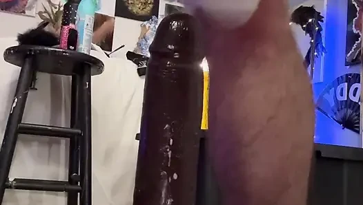 Tombul ve kıllı yapay penisine biniyor