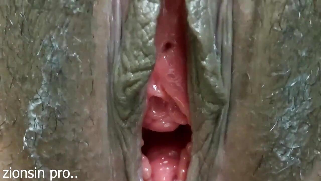 Afrikalı maskeli seksi kız büyük salatalık ile sikişiyor