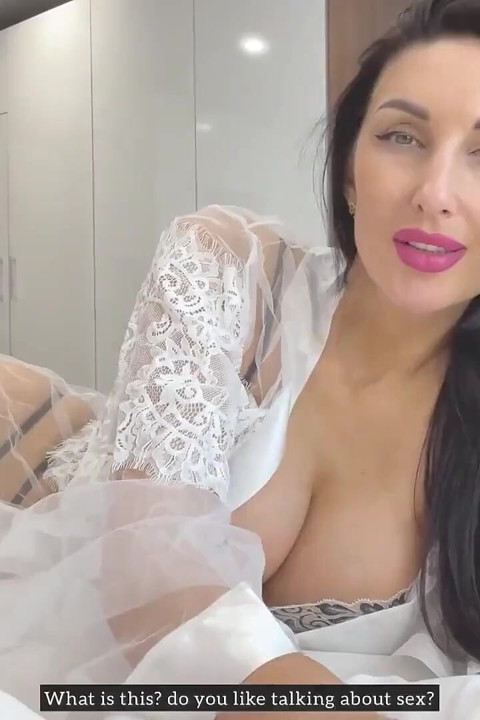 Orta yaşlı seksi kadın şehvetli bir şekilde seni emiyor