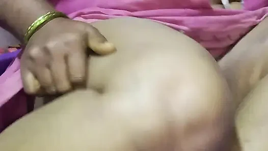 Мастурбирует, когда ей одиноко.