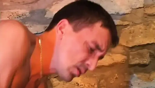 В бассейне он лижет ее киску, а затем разбивает ее задницу