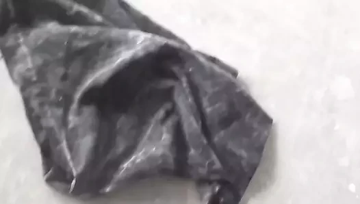 Siyah mini etek çiğneme