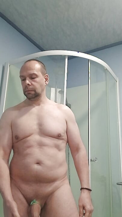 Je sers mes testicules au maximum sous la douche