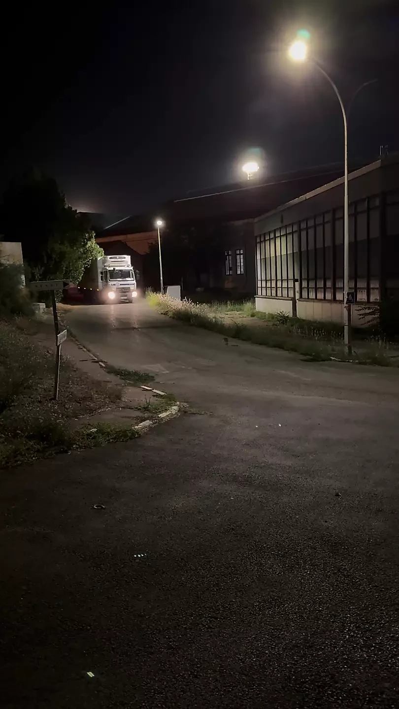 Exhib în fața unui taxi și a unui camion cu spermă