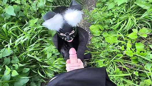 Ich habe einen fremden beim masturbieren erwischt und ihm einen leckeren Blowjob im Park gegeben.
