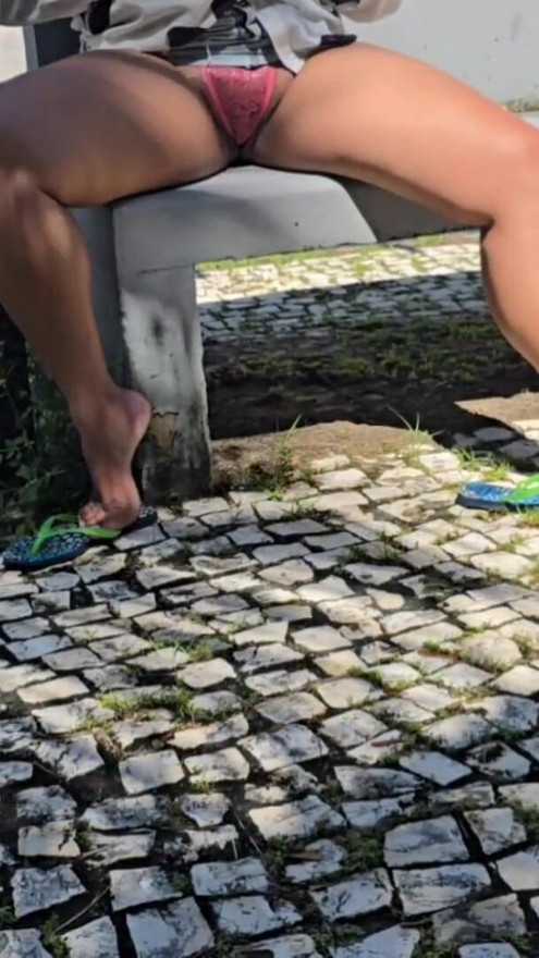 Mostrando a calcinha de renda | Clip 2