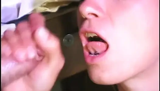 Gadis remaja nakal lagi asik masturbasi sebelum seks threesome liar