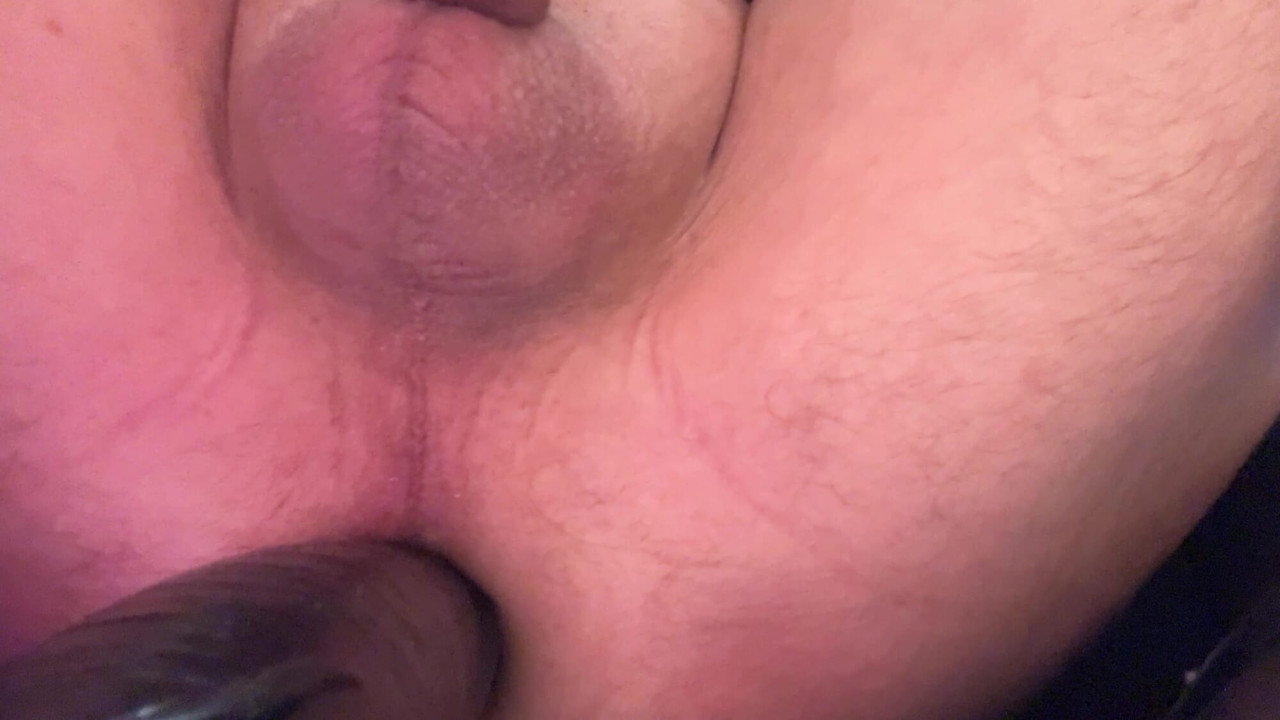 Dildo tebal sebagai menunggangi anal crossdresser!