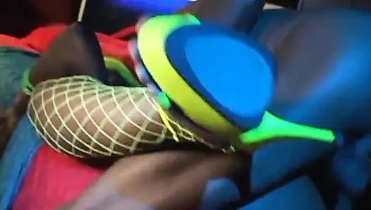 Сногсшибательная чернокожая модель с желтыми волосами получает хуй в ее дырки во время вечеринки