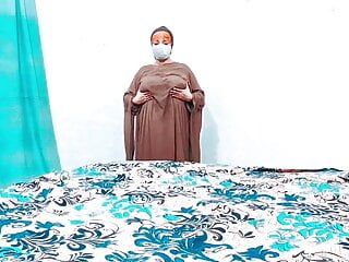 Индийская мусульманская девушка в хиджабе занимается сексом с огурцом
