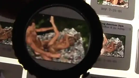 Cewek rambut pirang toket kecil bantuin pria yang lebih tua untuk ngocok kontol pakai kakinya