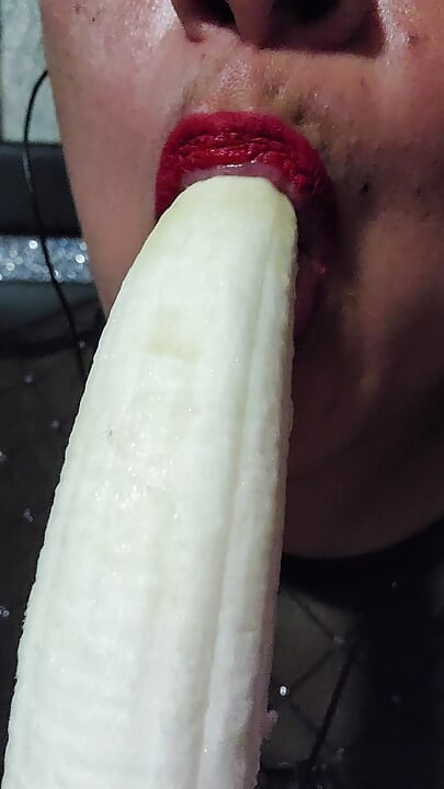 Näyttää seksikkäältä banaanin syömisessä