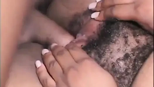 Büyük vücutlu zenci orta yaşlı seksi kadın amcık sikişiyor