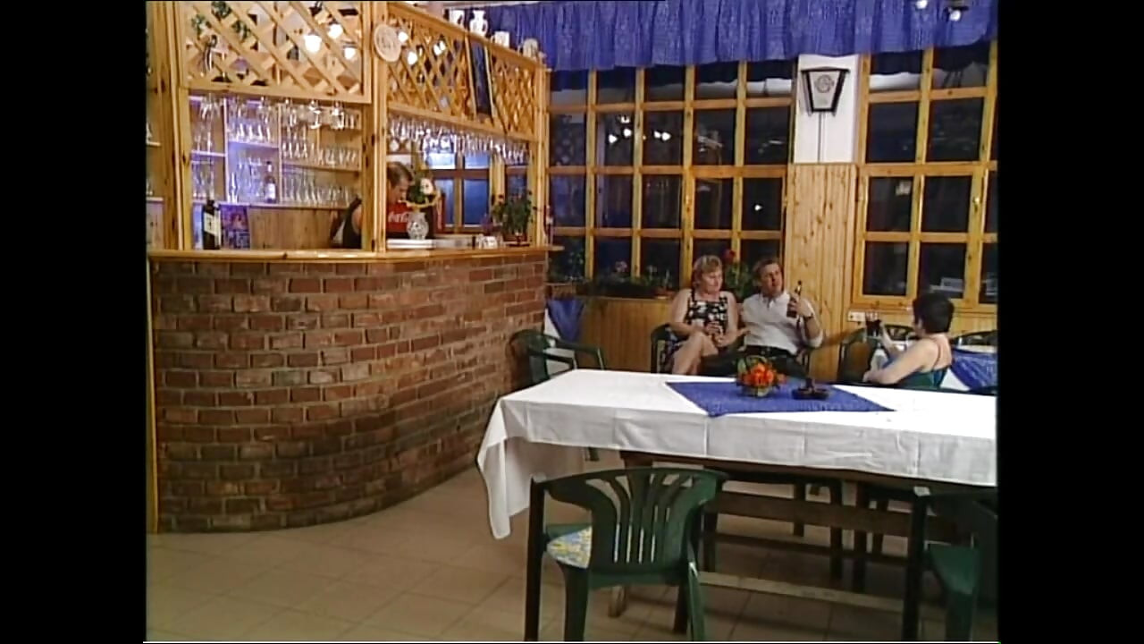 Reife vollbusige mollige von zwei kellnern mit großen schwänzen im restaurant gefickt