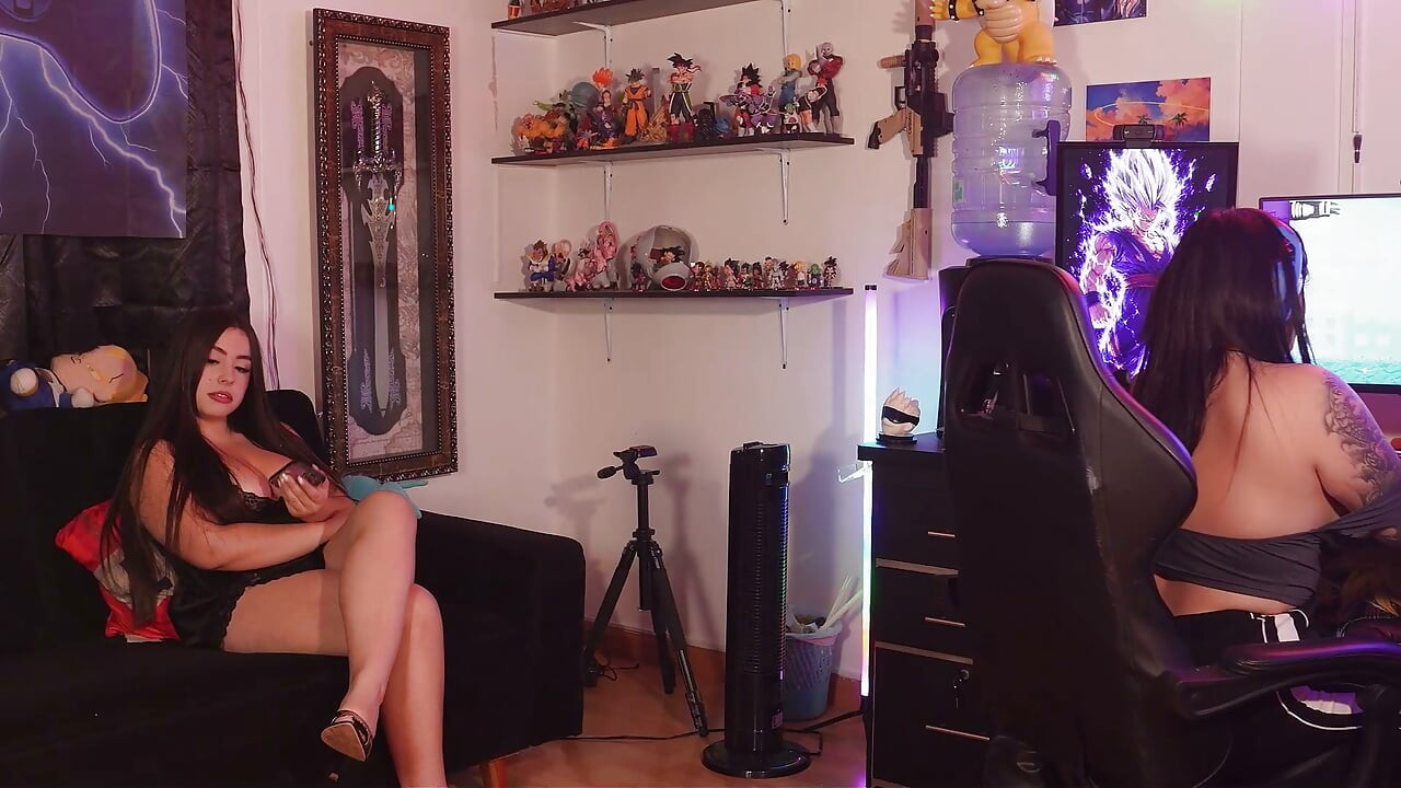 I Get Fucked by My Gamer Friend's Boyfriend in Her Setup While She Plays on the Computer