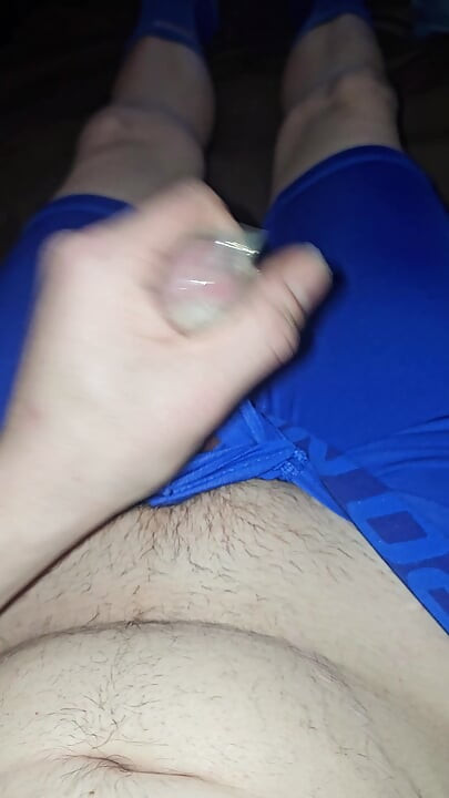 ฉันเย็ดและน้ําแตกในถุงยางขณะที่ฉันใส่กางเกงในผ้าสแปนเด็กซ์ Blue Nike pro