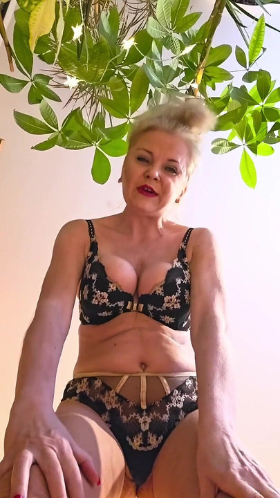 Giantess MILF Masturbation POV