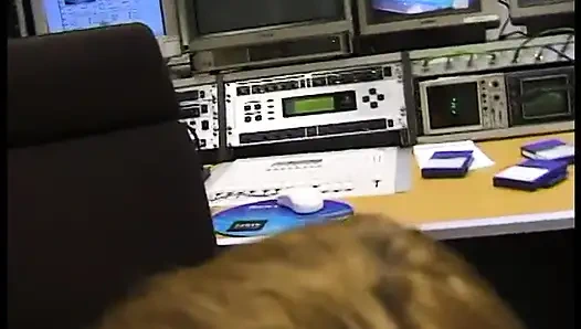 Sarışın olgun yarağını emiyor