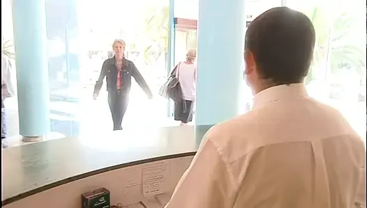 Pertemuan hot cewek hot rambut pirang ini digodain sama sopir taksi