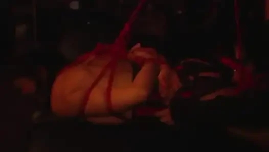 Crystal bestraft mika tan mit ihrem beißen und ihre möpse verhärtet!