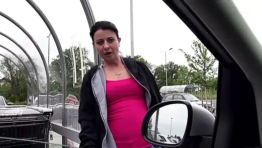 Çekici büyük götlü orta yaşlı seksi kadın arabada sikiliyor