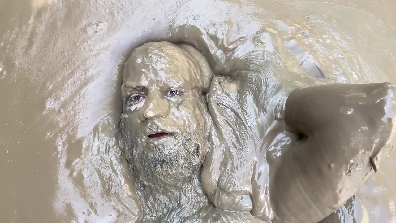 低くて泥だらけ