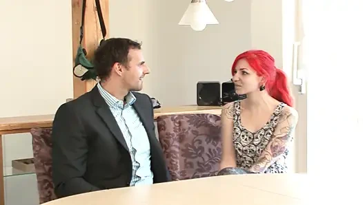 Rothaariges tätowiertes deutsches schätzchen reitet schwanz in der küche