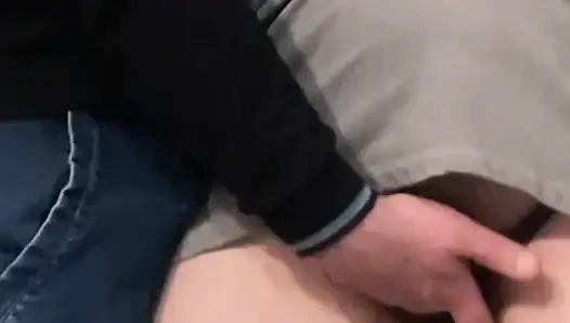 Memek berbulu di-fingering di kereta bawah tanah yang ramai