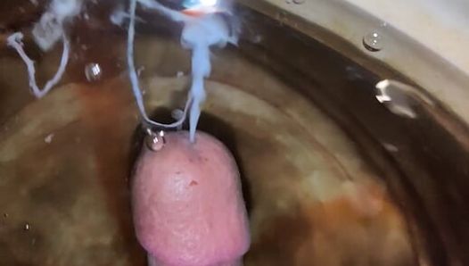 Un garçon mince et sexy jouit dans l’eau