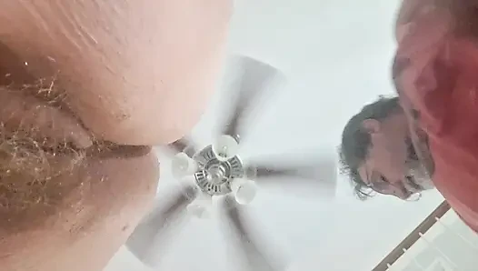 Meine freundin neckt mich mit ihren süßen kleinen füßen, also stopfe ich meinen schwanz in ihren mund