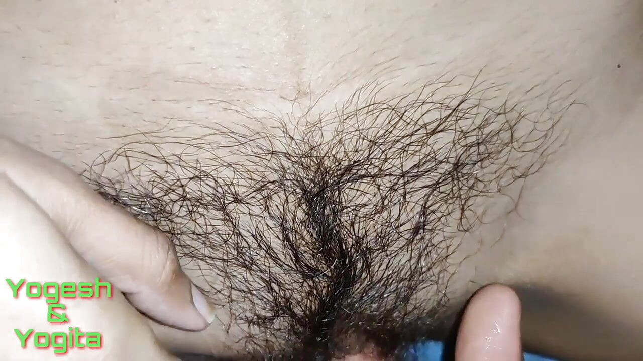 Desi Yogita Bhabhi ko condom lagake khub choda
