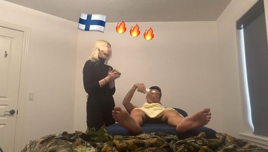 Une RMT finlandaise légitime suce une bite asiatique monstrueuse pour son premier rendez-vous