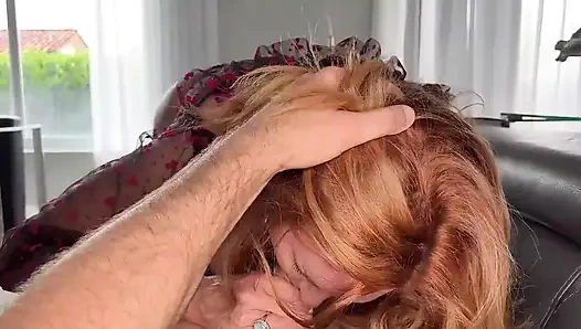 Зрелая рыжая Andi James принимает мой большой хуй и большую порцию спермы в ее киску, наблюдаю, как это течит из нее.