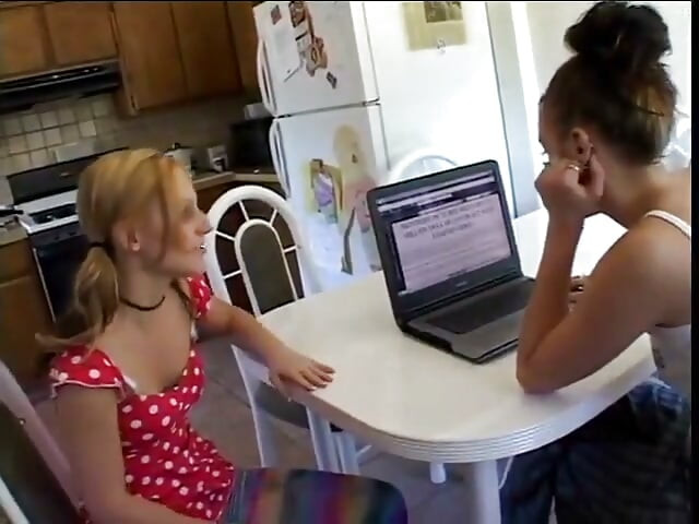 Em teen tóc vàng cưỡi cu to