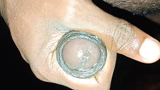 Yatmadan önce tekrar mastürbasyon yapıyor ve boşalıyor