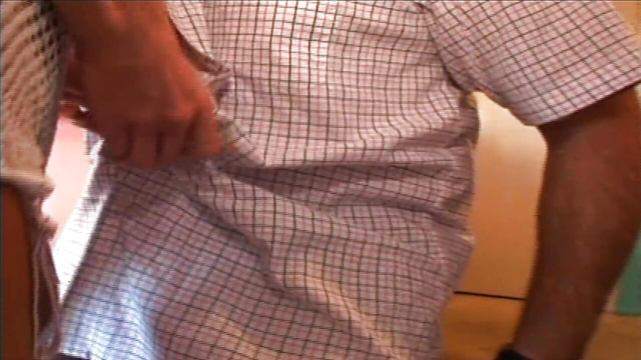 Ateşli genç nine dildoyu vajinasına sokuyor ve orgazm olana kadar sikiliyor