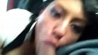 Linda latina chupa a su novio en su auto.