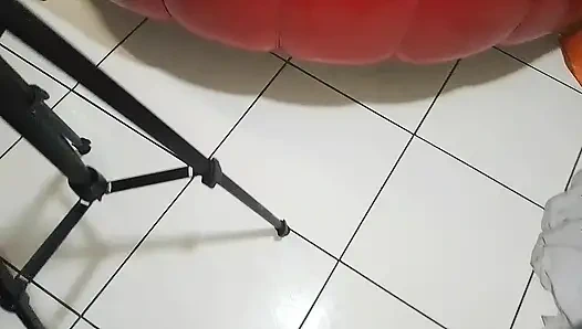 Hanya pakai lingerie seksi, dia memprovokasi suaminya