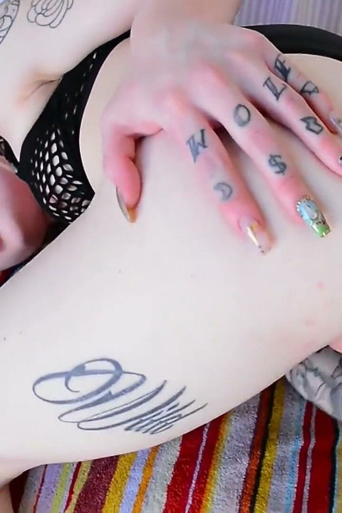 Chloe Carter 穿著超性感內衣玩弄玩具