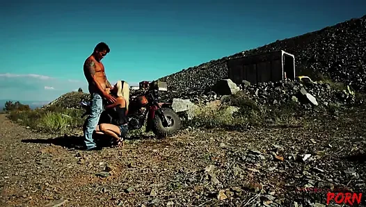 Jazy berlin lutscht und fickt einen biker, um einen Wing man aus ihm zu machen