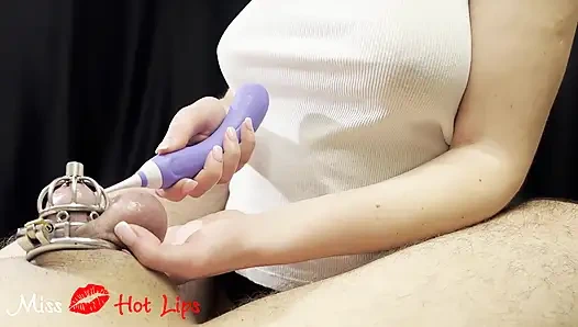 Sie brachte cuckold selbst im keuschheitskäfig zum orgasmus