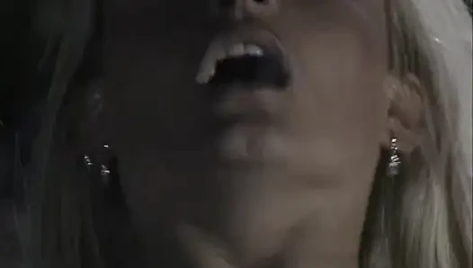 Arkadaşını Sevişirken Erkek Arkadaşına Oral Seks Yapıyor