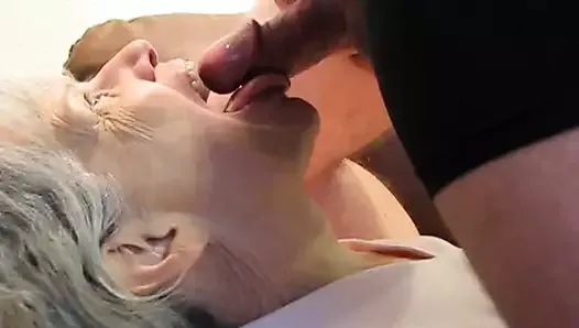 Siwowłosa babcia lodzik i sperma w ustach
