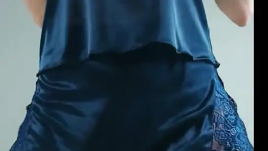 Orta yaşlı seksi kadın erotik olarak hareket ediyor ve götünü oynatıyor, gerçekten yarağının götüne girmesini istiyor! Ginnagg