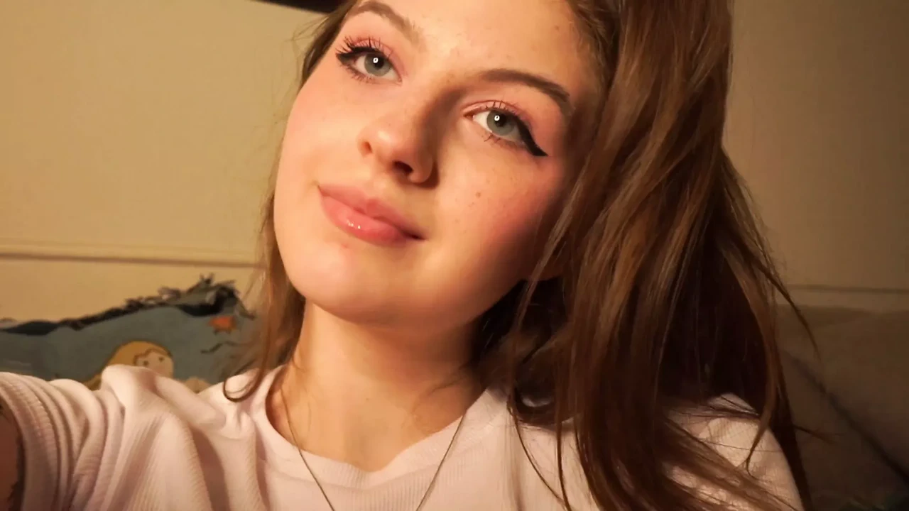 女孩吮吸然后和一个男人做爱